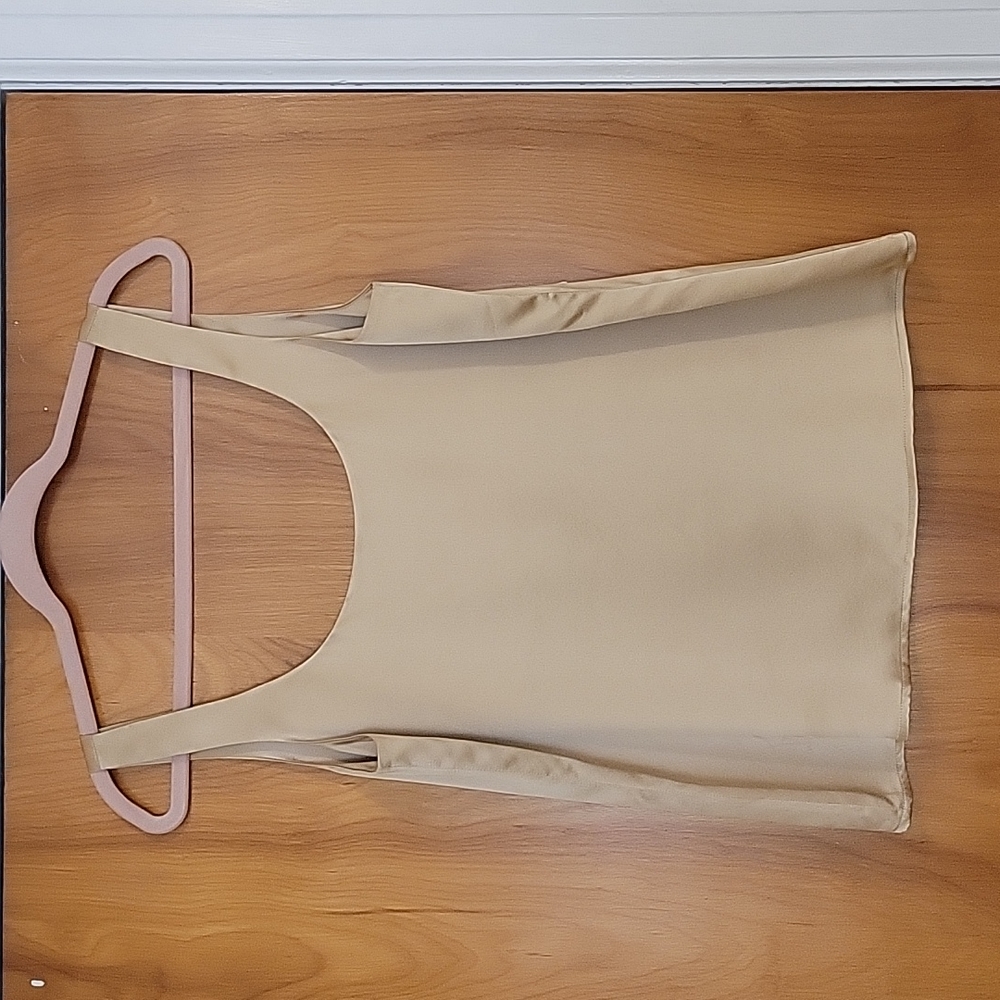 EUC Lily Silk Flattering U Neck Silk Camisole, sz M, Light Camel
